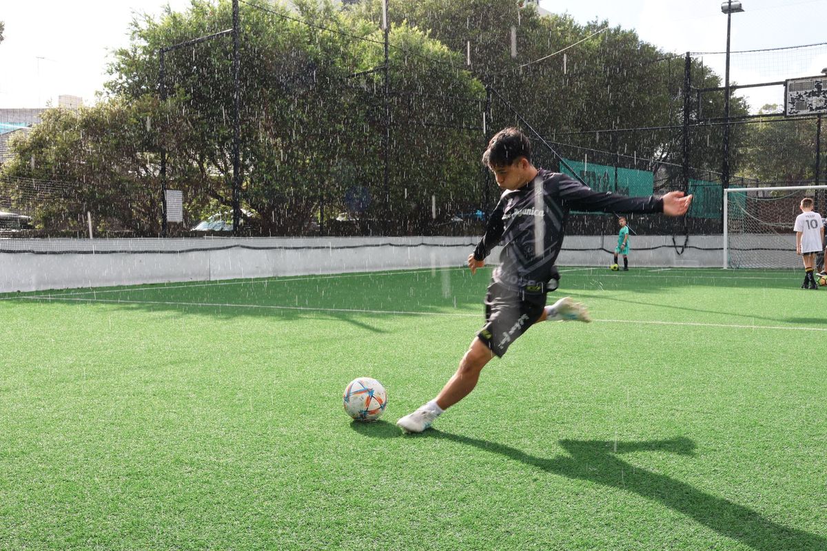 Coach Keishiro with young players at a Kei Dribble Academy training session in Sydney